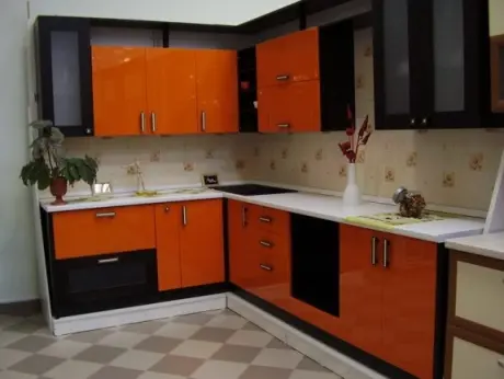 Bucătărie modernă configurată corect din punct de vedere ergonomic și funcțional