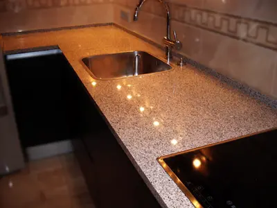 Suprafață elegantă din granit natural lustruit