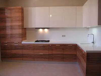 Bucătărie șponată modernă cu finisaj mat și textură de lemn natural