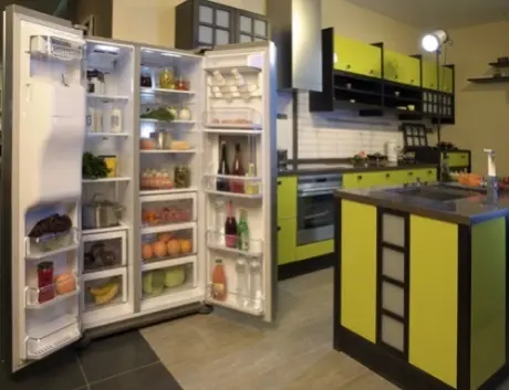 Bucătărie modernă cu frigider încorporat elegant în corpul de mobilier