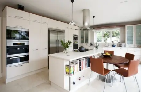Mobilier de bucătărie modern realizat la comandă cu finisaje premium